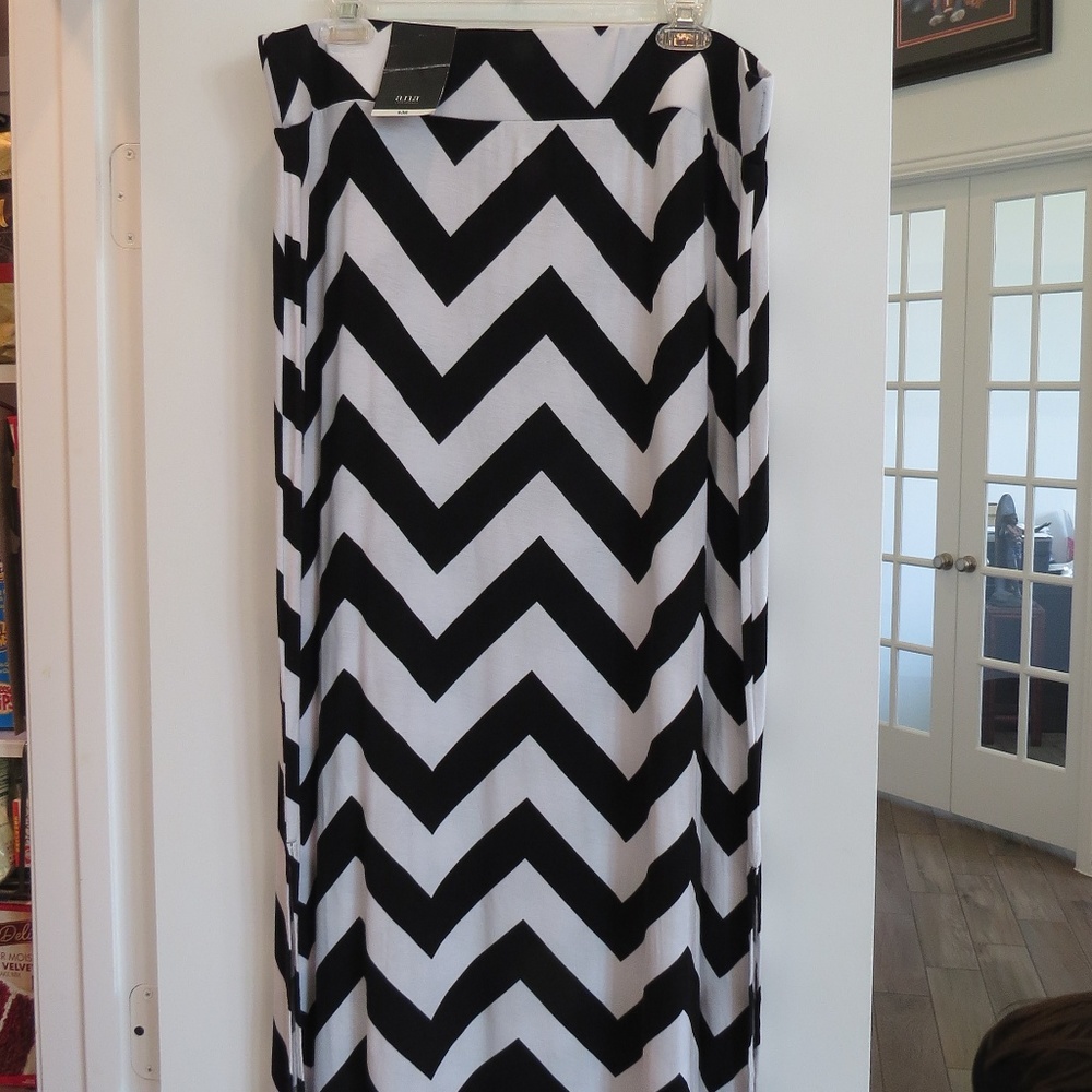 Womens Long Black & White Chevron Maxi Skirt Size